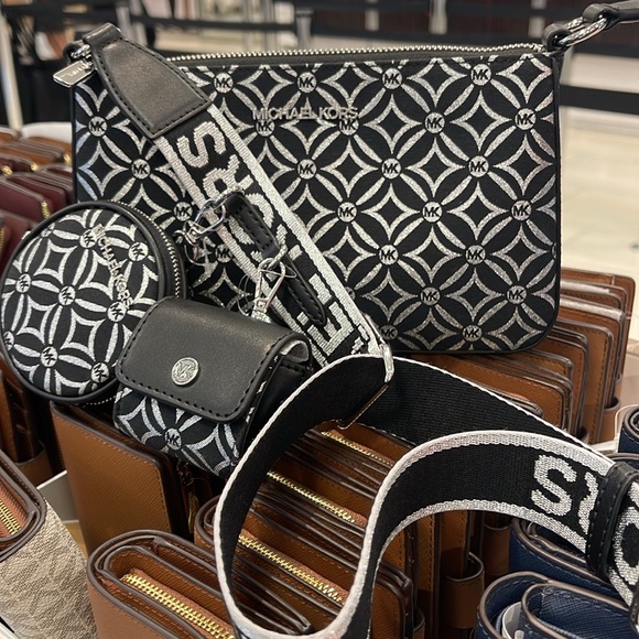 MICHAEL KORS Jet Set Travel Small Logo Jacquard Crossbody With Tech Attach - Blk - Picture 3 of 16